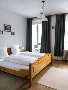 Ein Bett oder Betten in einem Zimmer der Unterkunft Hotel B&B Steinasäge