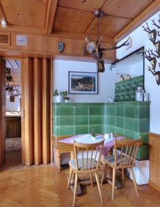 ein Esszimmer mit einem Tisch und Stühlen in der Unterkunft Hotel B&B Steinasäge in Bonndorf im Schwarzwald