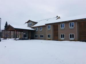 唐纳利Boulder Creek Inn的前面的地面上积雪的建筑