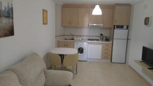 A kitchen or kitchenette at Apartamento frente de la playa