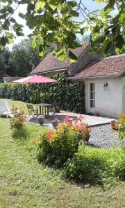 a house with a picnic table and a patio at Longère 2 pers au coeur de la Touraine in Truyes