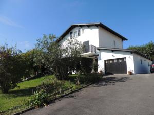 a white house with a gate and a driveway at Euskadi in Bidart