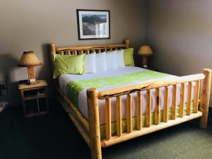 Boulder Creek Inn客房内的一张或多张床位