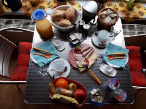 Opcje śniadaniowe w obiekcie Pension Alte Schmiede