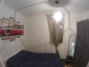 ボーソレイユにあるCastellaretのベッドルーム(青いベッド1台、鏡付)