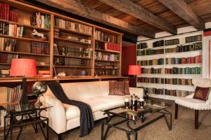 a living room with a couch and bookshelves at The Lincoln Inn & Restaurant At The Covered Bridge in Woodstock