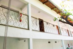 - un balcon d'une maison avec une clôture dans l'établissement Hotel Pousada Recanto do Pai, à Trindade