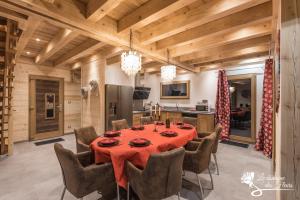 een keuken en eetkamer met een tafel en stoelen bij Le Domaine des Fleurs - Chalet La Reine des Prés in Gérardmer