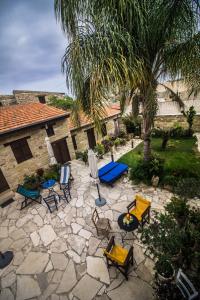 un patio con sedie e una palma di Niki's House a Limassol