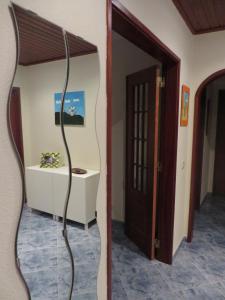 a mirror reflection of a room with a table at Casa de Férias Sesimbra in Sesimbra