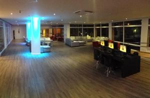 Una habitación grande con una sala de estar con mesas y sillas. en TORREMOLINOS CARIHUELA 1ª LINEA PLAYA, en Torremolinos 10 fotos más