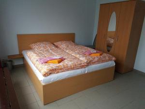 a bedroom with a bed with a wooden head board at Hostel Gästehaus zum Padre in Goch