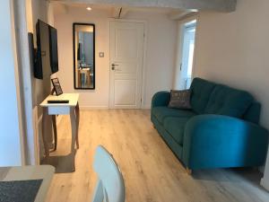 een woonkamer met een blauwe bank en een tafel bij MP43 in Ustka