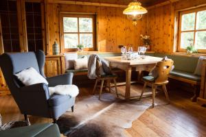 ein Esszimmer mit einem Tisch und Stühlen in der Unterkunft Zirbenchalet Eggriedl in Großarl