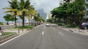una calle con coches estacionados al costado de la carretera en Leblon apartment - Two bedroom,, en Río de Janeiro