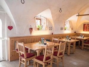 Restoran või mõni muu söögikoht majutusasutuses Gasthof Sillianer Wirt