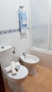 Um banheiro em Apartamento Nerja Beach mais 37 fotos