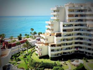 een luchtfoto van een gebouw naast de oceaan bij EL ESTUDIO DE LA PLAYA BENALBEACH Holidays Deluxe in Benalmádena