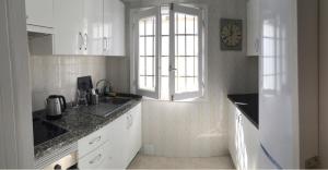 Kuchyň nebo kuchyňský kout v ubytování Cozy vacation apartment in Los Gigantes + 15 fotografií