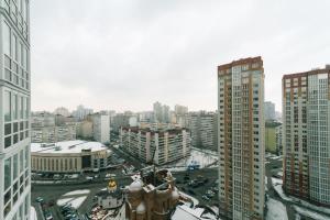 Cozy Apartment on Gmyri 12b near metro Poznyaki في كييف: اطلالة على مدينة ذات مباني طويلة