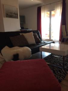 Ein Sitzbereich in der Unterkunft DD apartmani