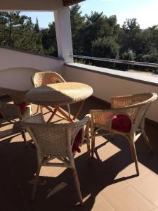 Ein Balkon oder eine Terrasse in der Unterkunft DD apartmani