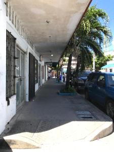 eine Straße mit einem Auto neben einem Gebäude in der Unterkunft CARIBE 102 - 1 in San Andrés