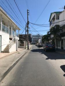 eine leere Straße mit einem Auto auf der Seite eines Gebäudes in der Unterkunft CARIBE 102 - 1 in San Andrés