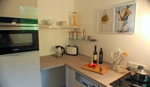 a kitchen with a counter with bottles of wine at Wohnen am Roseneck in Berlin