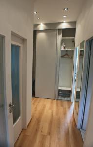 een lege kamer met een hardhouten vloer en een open deur bij Wohnen am Roseneck in Berlijn