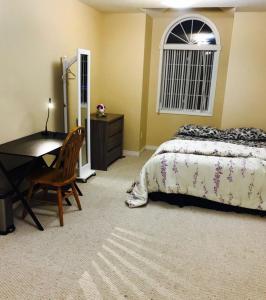 1 dormitorio con cama, escritorio y mesa en Sweet dreams, en Guelph