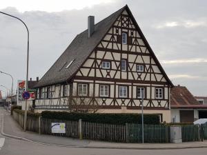 Edifício aberrado, a preto e branco em Ferienwohnung "Zum Hexenhäusle" em Weißenburg in Bayern