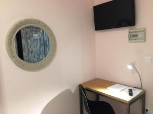Televízia a/alebo spoločenská miestnosť v ubytovaní Hotel Celanova