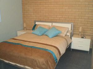 Un pat sau paturi într-o cameră la Retreat on Surf Beach