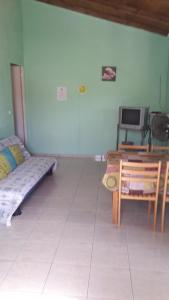 TV a/nebo společenská místnost v ubytování Les petits sykriyés