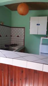 cocina con encimera blanca en una habitación en Les petits sykriyés, en Sainte-Anne