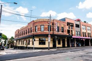 um velho edifício de tijolos na esquina de uma rua em Sydney Park Hotel em Sydney