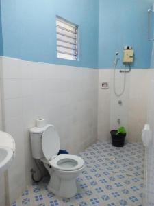 ein Badezimmer mit Toilette und Waschbecken in der Unterkunft John Lhea Beach Cottages in Siquijor