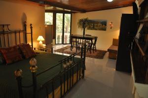 a bedroom with a bed and a living room at Mountain Lodge CheTica in San Jerónimo