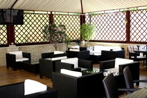 un ristorante con sedie e tavoli in una stanza di CityClub Hotel a Tiraspol