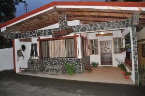 a model of a small house with a porch at Mountain Lodge CheTica in San Jerónimo