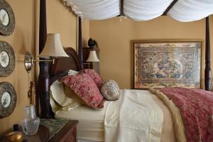 1 dormitorio con 1 cama y una pintura en la pared en Apple Tree Historic B&B, en Niagara on the Lake