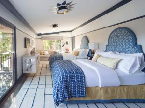 um quarto com 2 camas e uma sala de estar em Sands Hotel and Spa em Indian Wells