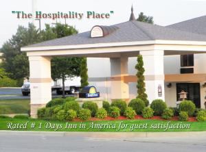 a building with a gazebo in front of it at Days Inn by Wyndham Battlefield Rd/Hwy 65 in Springfield
