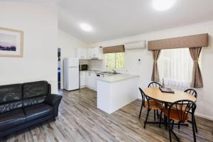 Nhà bếp/bếp nhỏ tại BIG4 Breeze Holiday Parks - Busselton