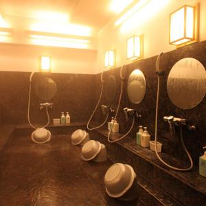 Ett badrum på Hotel Housen Soka