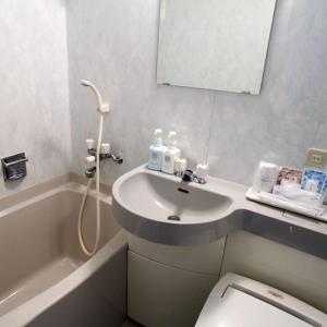 草加市にあるホテル朋泉 草加のバスルーム(洗面台、トイレ、鏡付)