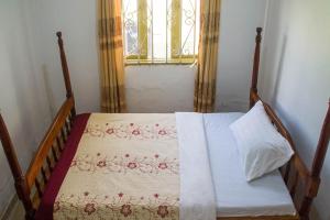 
A bed or beds in a room at Efraz Motel Kanungu
