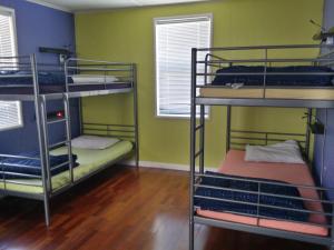 Poschodová posteľ alebo postele v izbe v ubytovaní Yosemite International Hostel