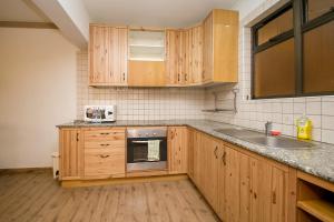 Kuchyň nebo kuchyňský kout v ubytování Kates Apartments